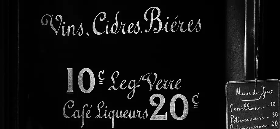 photo d'illustration en noir et blanc : détail de la vitrine d'un café en 1914